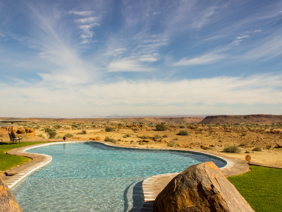 Poolside Landscaping in the Desert: Materials That Stay Cool and Last Longer
